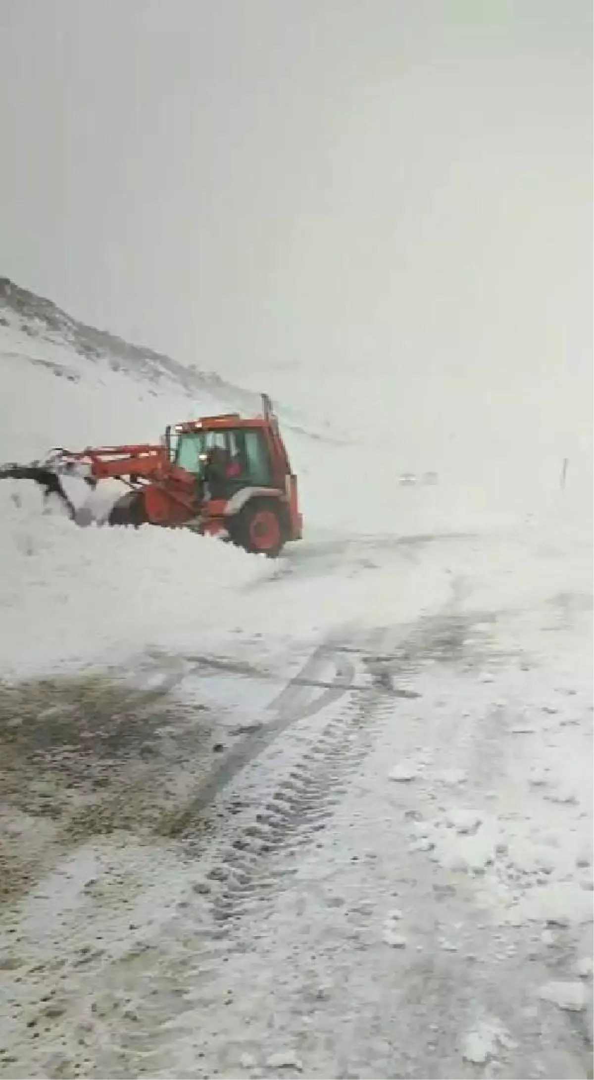 ALANYA YOLU KAR VE TİPİ NEDENİYLE ULAŞIMA KAPANDI