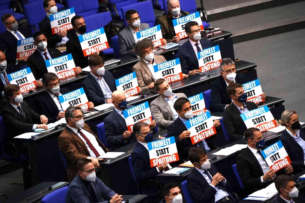 Almanya Federal Meclisi\'nden pankartlı protesto