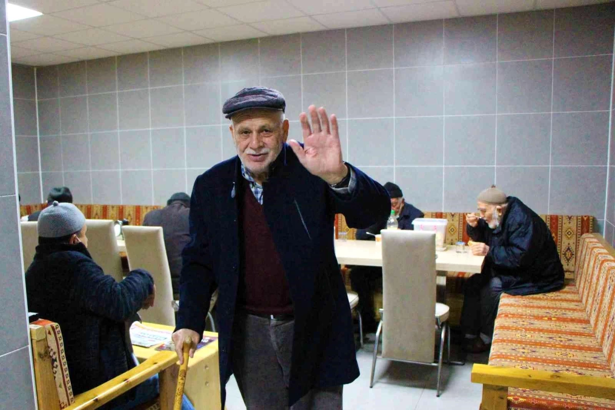 Amasya Belediyesi\'nden yaşlılara, üniversitelilere ücretsiz çay ve çorba