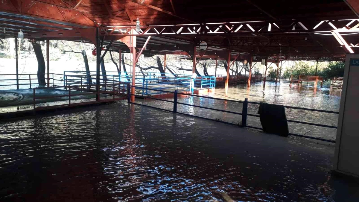 Antalya\'da şiddetli yağış ırmak kenarındaki restoranları sular altında bıraktı