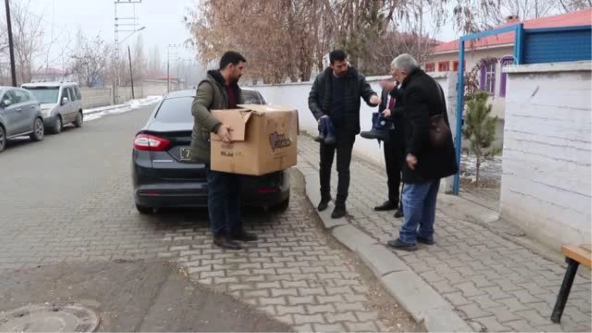 Son dakika haberleri! Antalya\'dan gönderilen botlar çocukların ayaklarını ısıttı