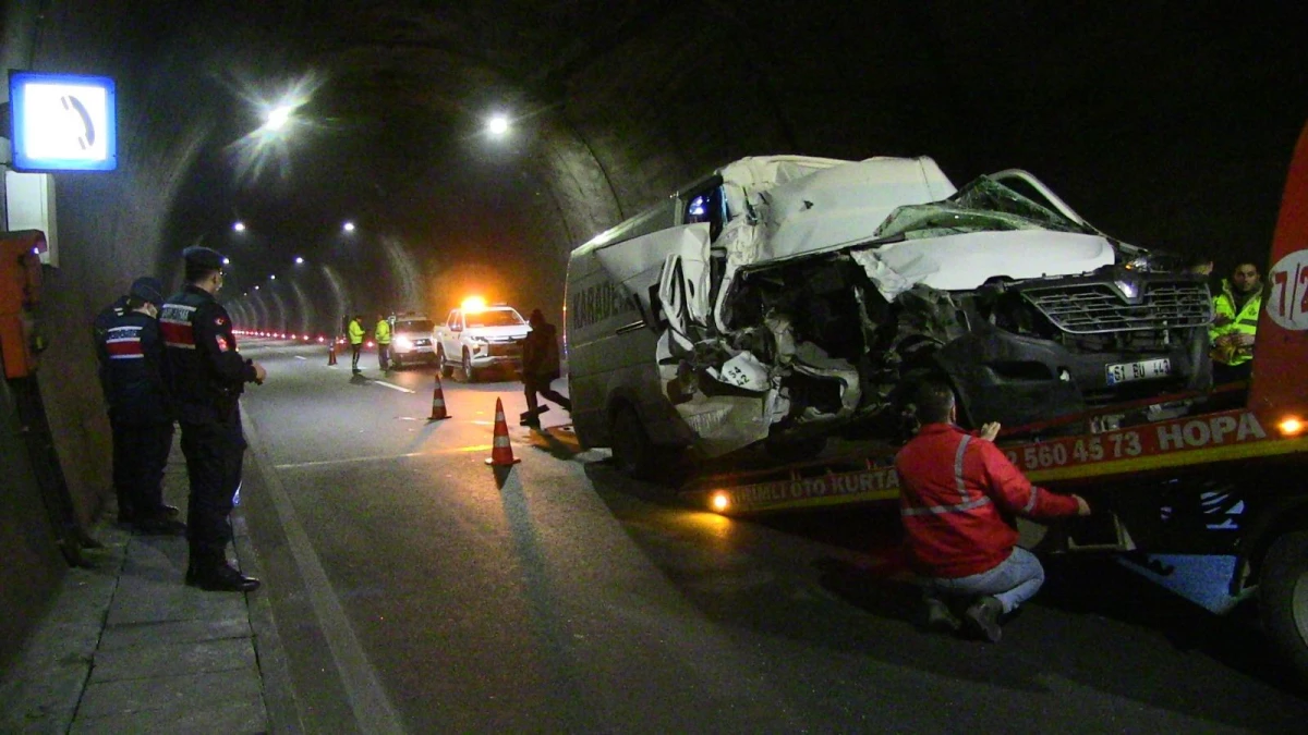 Artvin\'de tünelde minibüs ile kamyon çarpıştı