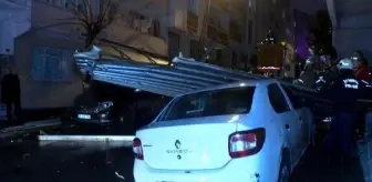 Bağcılar'da 4 katlı binanın çatısı uçtu