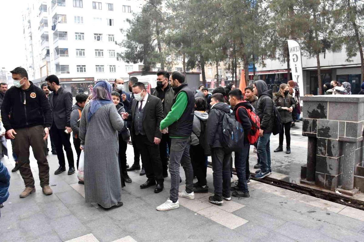 Başkan Beyoğlu esnafı ziyaret etti, devam eden spor yatırımlarını inceledi