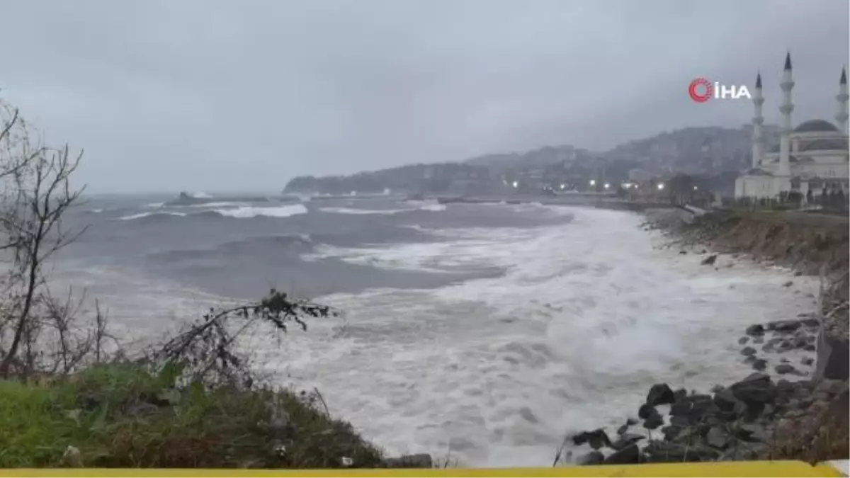 Batı Karadeniz'de kuvvetli fırtına etkili oldu... Dalgalar mendireği aştı, tekneler limana sığındı