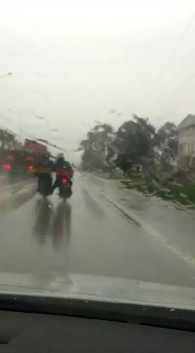 Benzini biten motosiklete ayağıyla iterek götürdü... O anlar kamerada