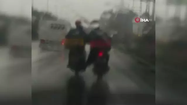 Benzini biten motosiklete ayağıyla iterek götürdü... O anlar kamerada