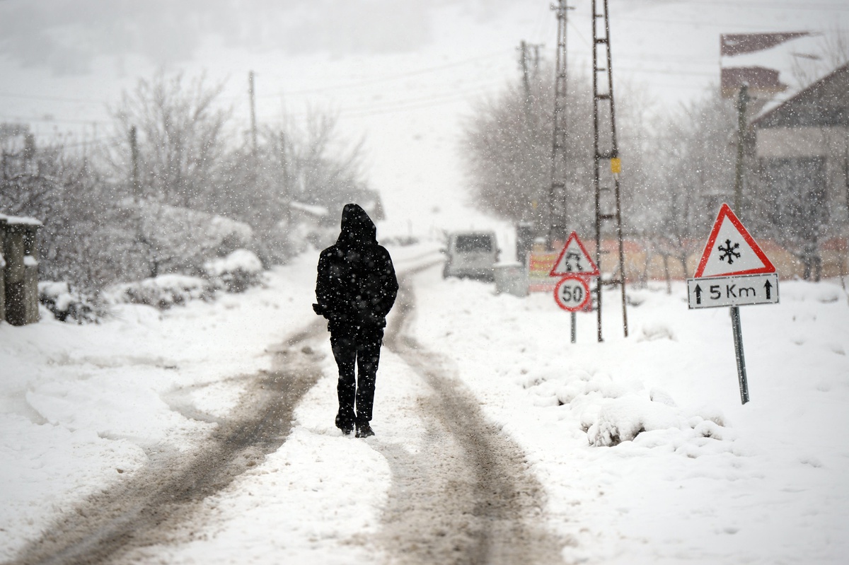 Bingöl-Elazığ kara yolunda kar ve sis etkili oldu
