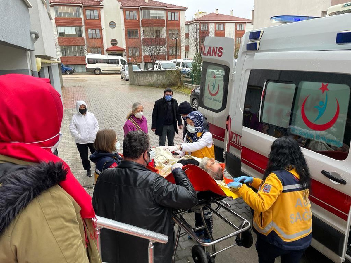 Bolu\'da, bakıcısının haber alamadığı yaşlı adam evde baygın bulundu