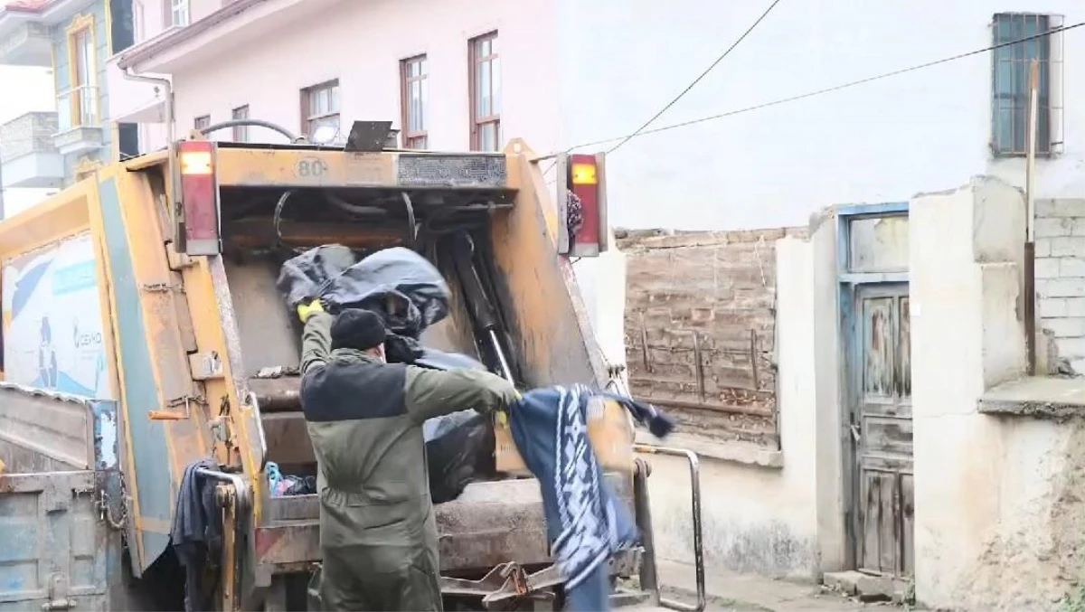 Mahalle sakinlerinin kötü koku gelmesi üzerine belediyeye bildirdiği evden 4 ton çöp çıktı