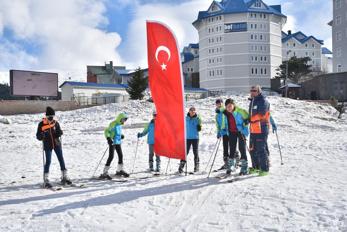 Bursa\'da ilk defa Uludağ\'a çıkan öğrenciler kayak yapmanın mutluluğunu yaşadı
