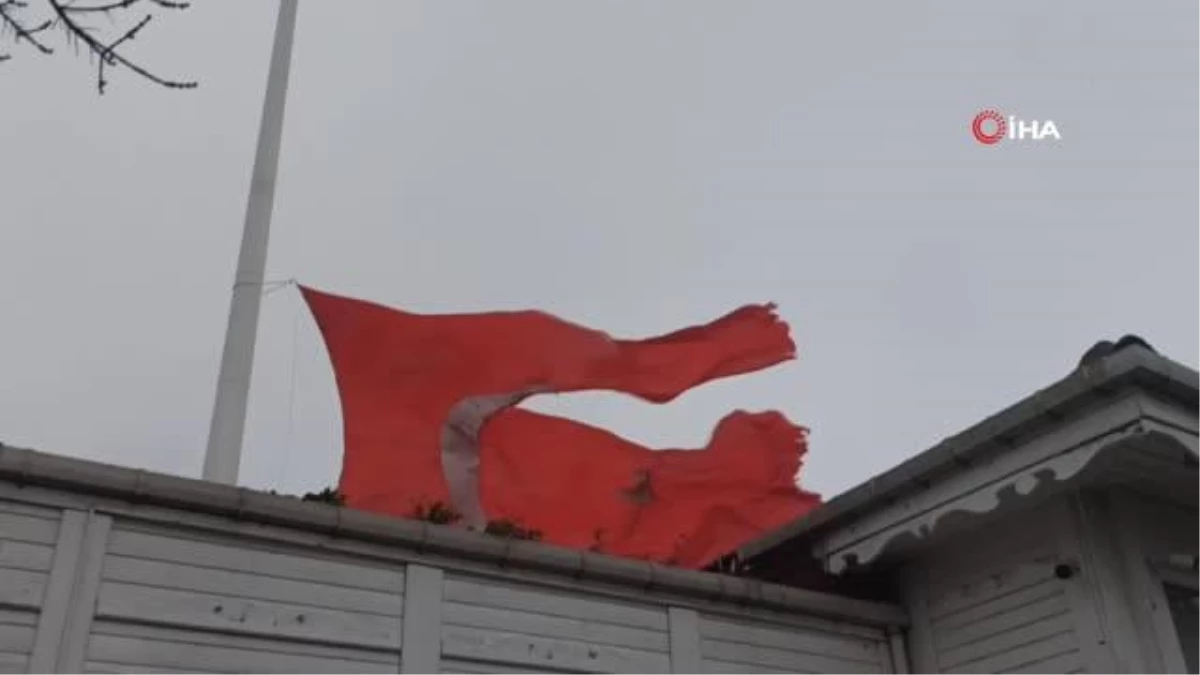 Çamlıca Tepesi\'ndeki Türk bayrağı fırtınanın şiddetiyle yırtıldı