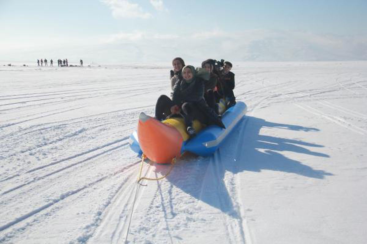 ÇILDIR GÖLÜ'NDE 'MUZ' VE 'SİMİT' AKSİYONU