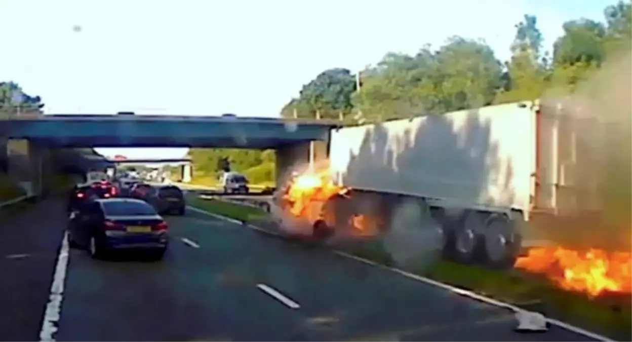 Cinsel içerikli film izlerken kaza yapan sürücü, 3 kişinin ölümüne neden oldu