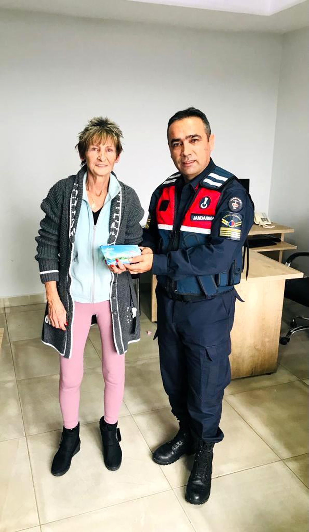 Cüzdanını kaybeden turistin imdadına jandarma yetişti
