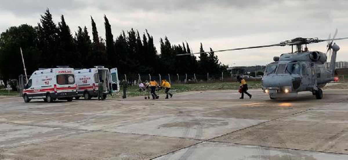 Deniz ulaşımının durduğu Gökçeada\'da 2 hasta, Deniz Kuvvetleri helikopteriyle sevk edildi