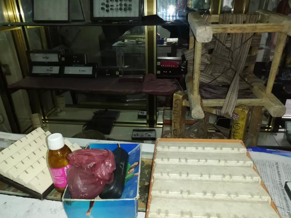 Diyarbakır'da duvarı delinerek girilen kuyumcudan 150 bin liralık altın çalındı