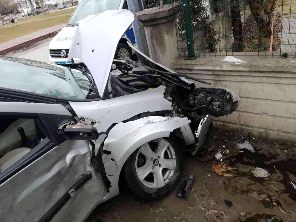 Elazığ\'da kaza yapan otomobil duvara çarparak durabildi: 2 yaralı