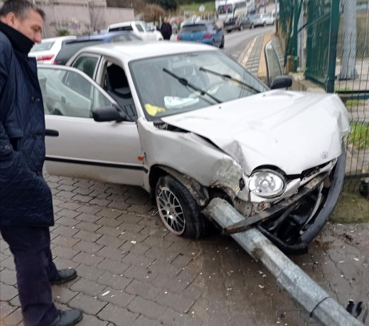 Elektrik direği araca ok gibi saplandı.