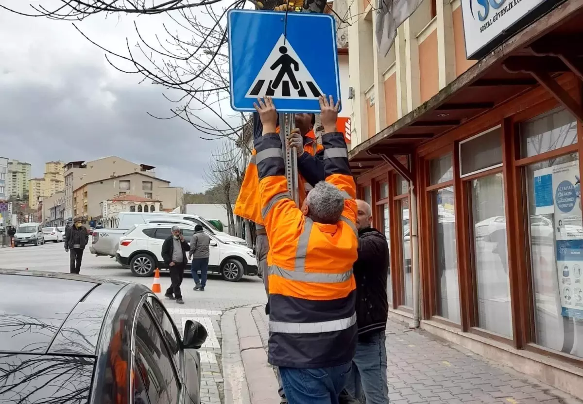 Emet Belediyesi\'nden şehir içi levha montaj çalışması