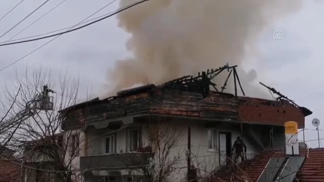 Son dakika... Erbaa'da çıkan yangında evin çatısında hasar oluştu