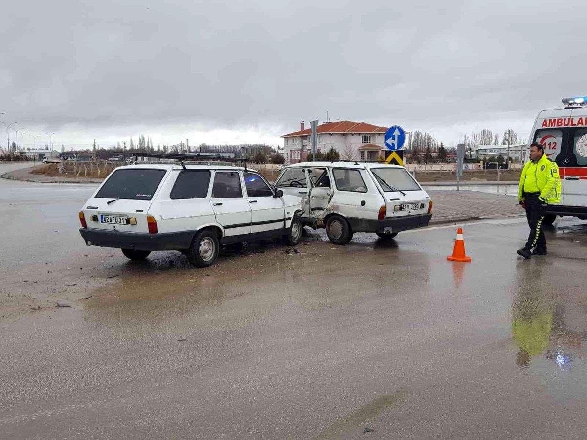 Ereğli\'de otomobiller çarpıştı: 3 yaralı