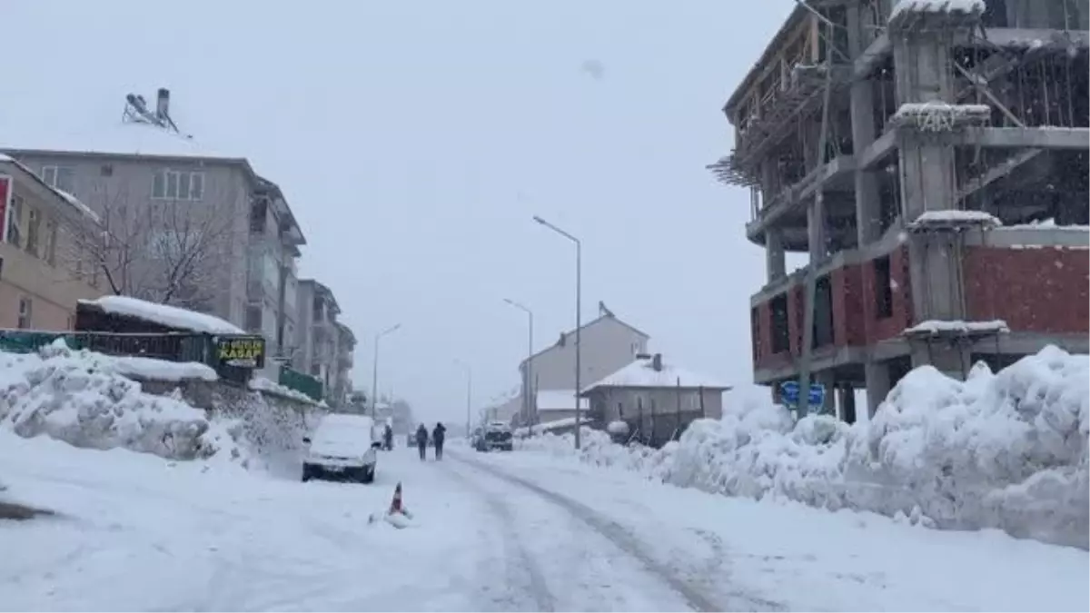 Ev hanımları kış mevsimini bağlama çalmayı öğrenerek geçiriyor