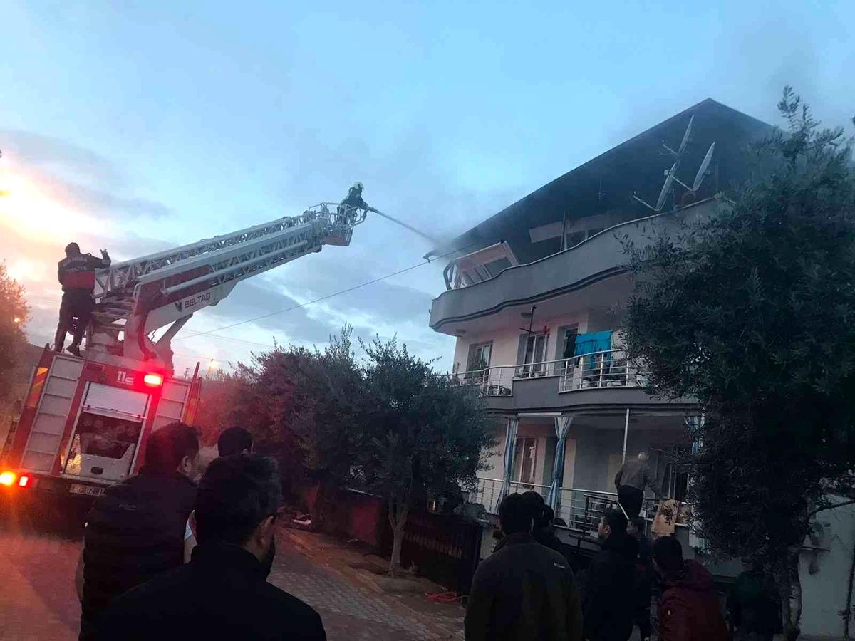 Evi yanan adam yaralandı