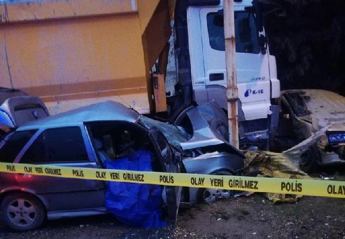 Son dakika haberleri... Gaziantep\'te, hafriyat kamyonuyla çarpışan otomobilin sürücüsü öldü