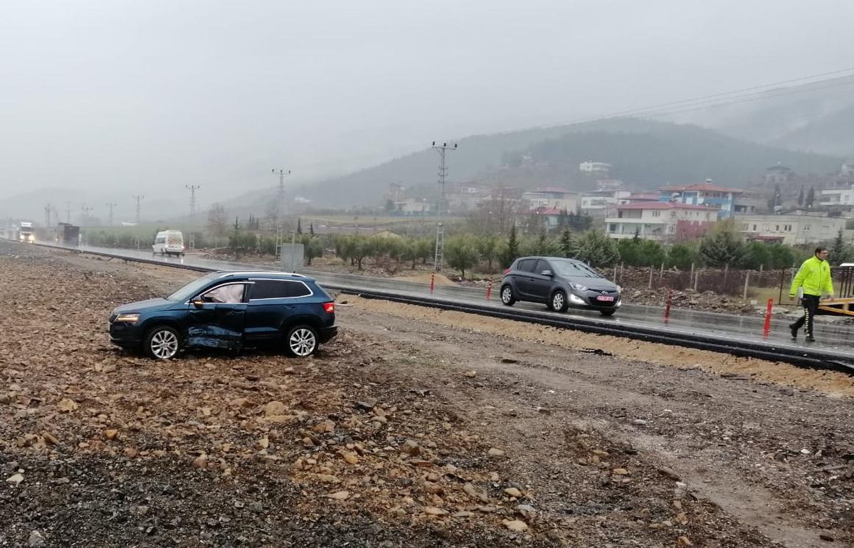 Gaziantep\'te iki otomobilin çarpışması sonucu 6 kişi yaralandı