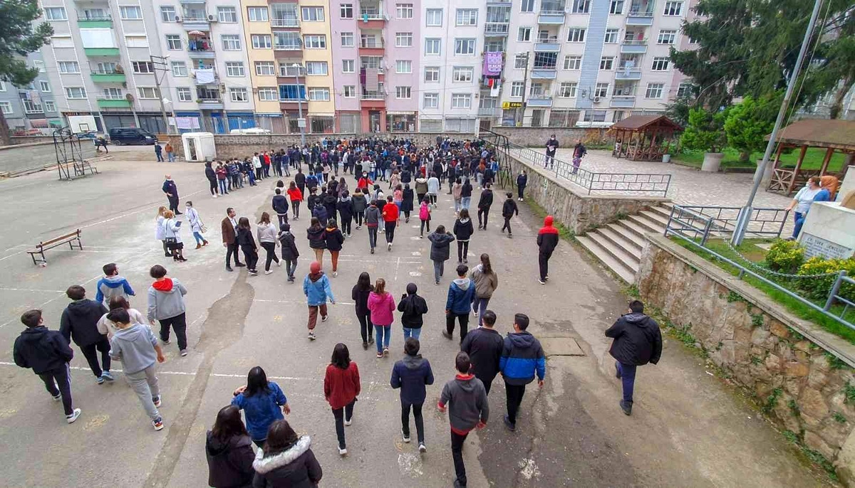 Giresun Belediyesi, öğrencilerle yangın tatbikatı gerçekleştirdi