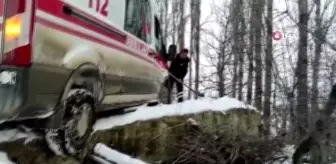 Hasta almaya giden ambulans köprüde kaldı, yardımına köylüler yetişti