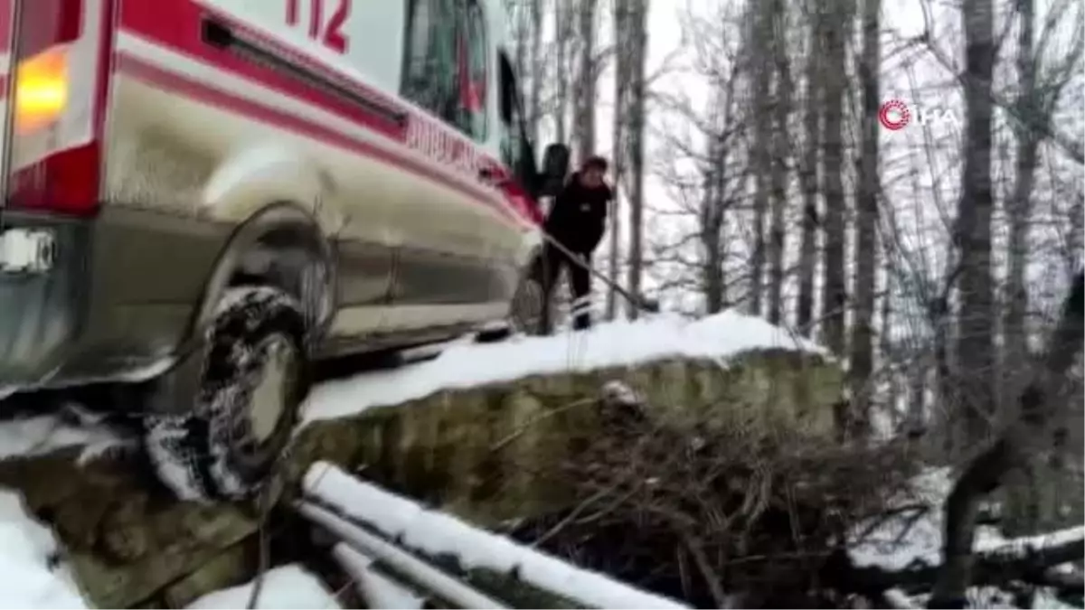 Hasta almaya giden ambulans köprüde kaldı, yardımına köylüler yetişti