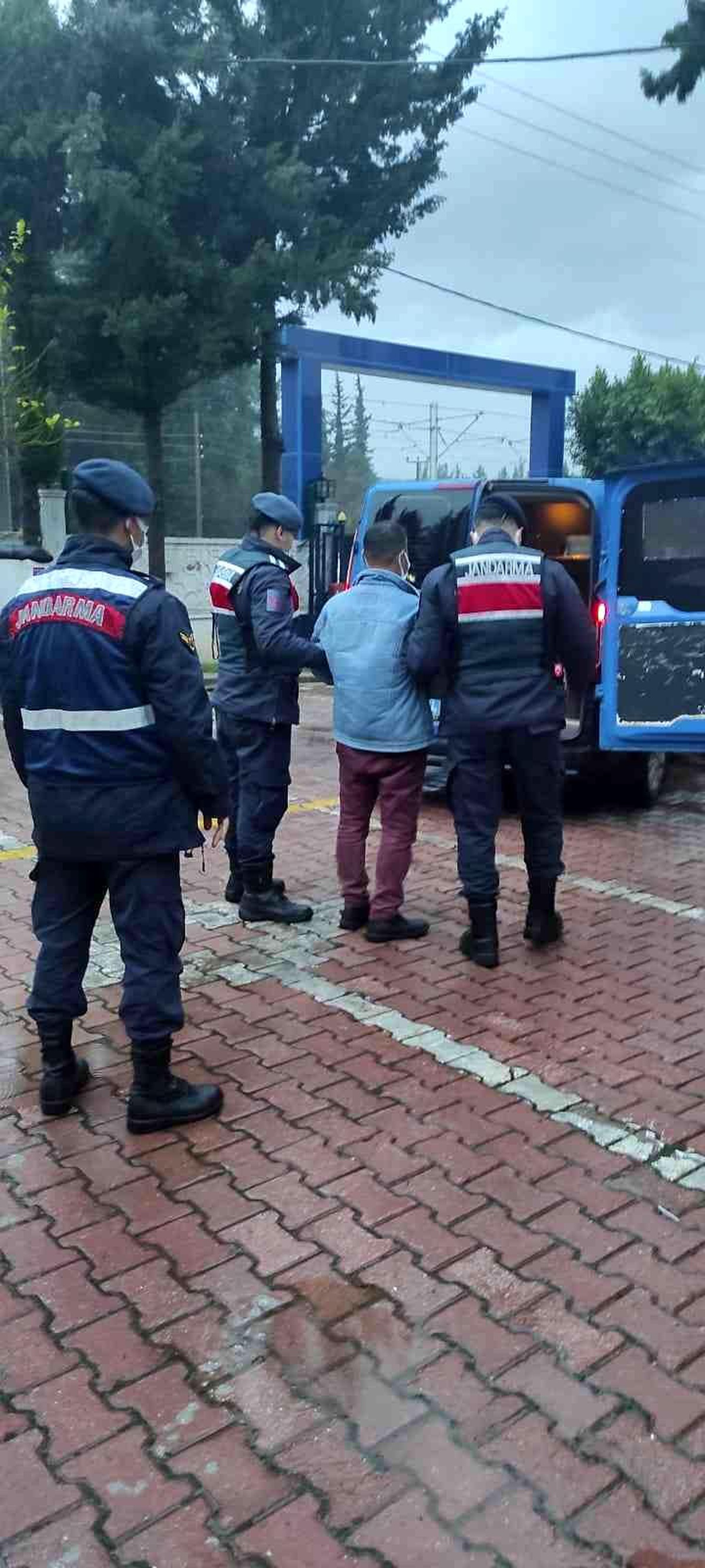 Hırsızlık suçundan aranan şahıs, jandarma operasyonuyla yakalandı
