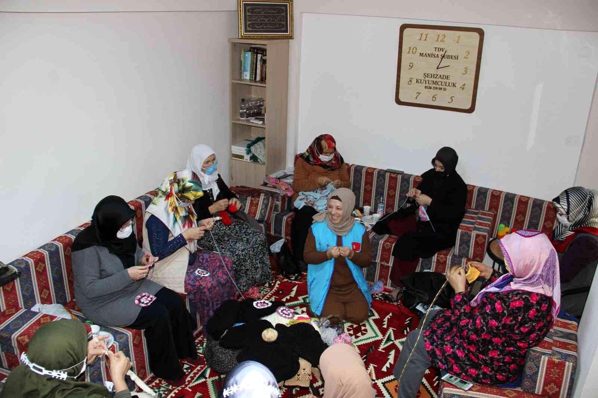 İlmek ilmek iyilik örüyorlar