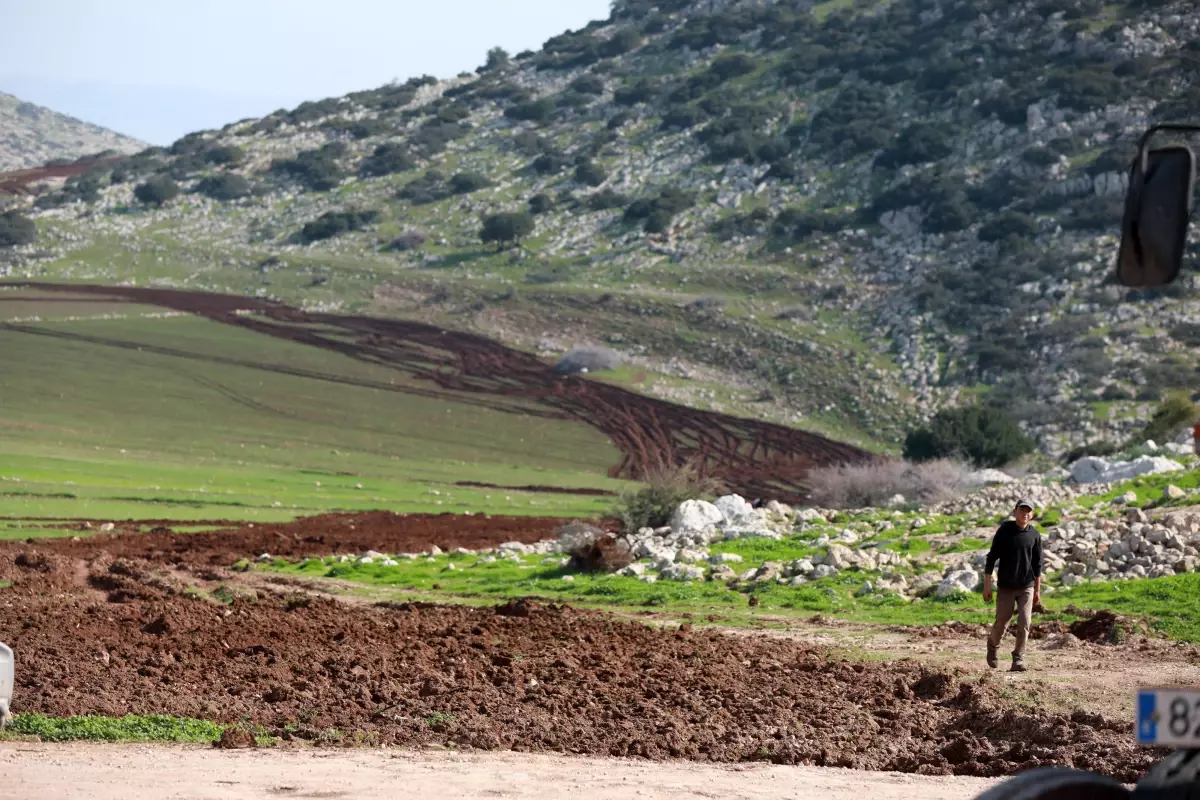 İsrail ordusu, Ürdün Vadisi'nde tatbikat yapmak için Filistinlilerin tarlalarını yok ediyor