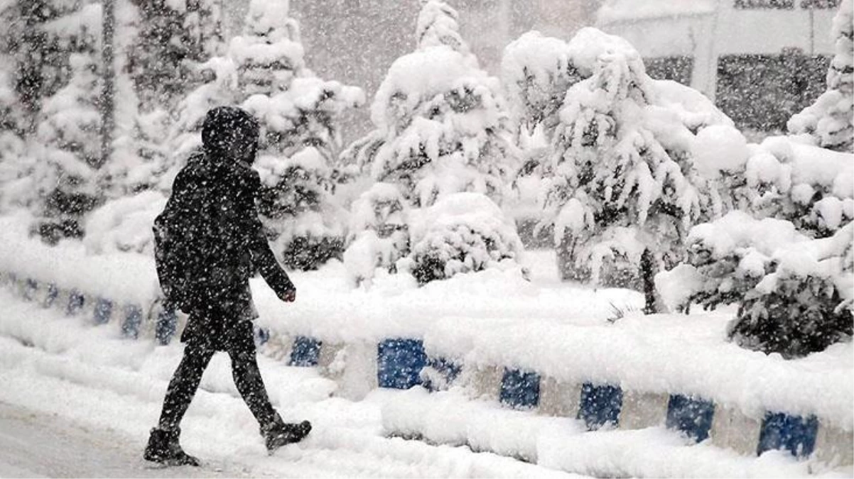 İstanbul\'da başlayan kar yağışı sonrası Meteoroloji\'den vatandaşlara "Acil olmadıkça evden çıkmayın" uyarısı