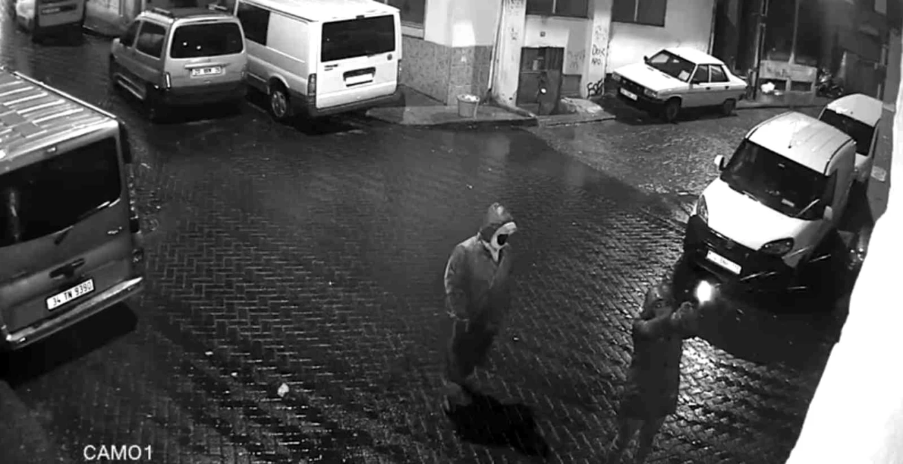 İstanbul\'da iş yerine bir garip silahlı saldırı: Silah tutukluk yapınca kaçtı geri gelip ateş açtı