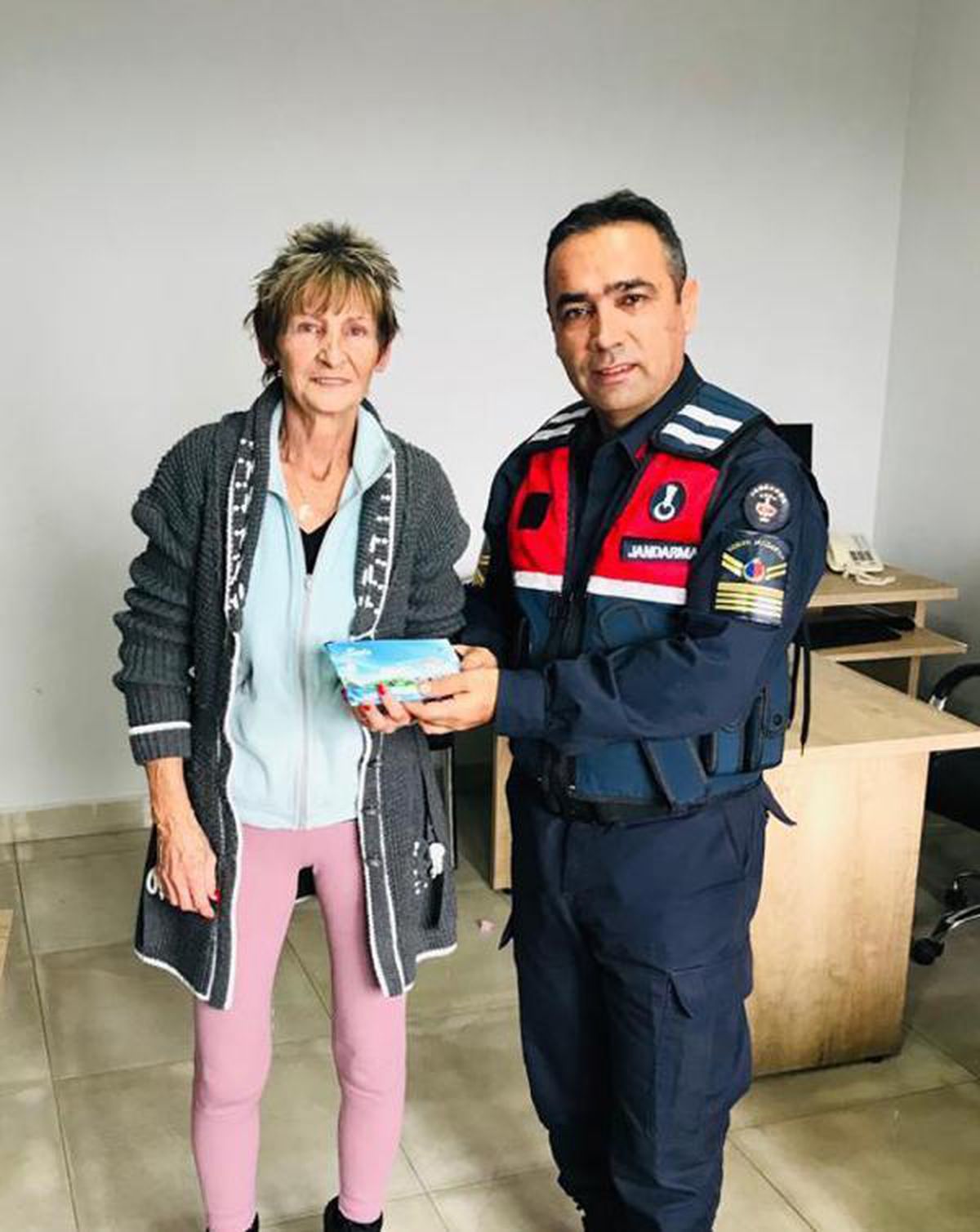 Manavgat\'ta İsviçreli kadının düşürdüğü cüzdanı jandarma buldu