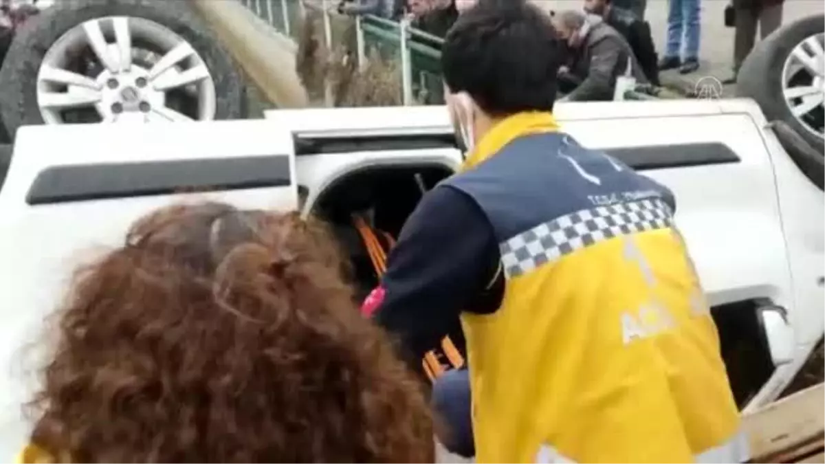 Kanala devrilen aracın sürücüsünü itfaiye kurtardı