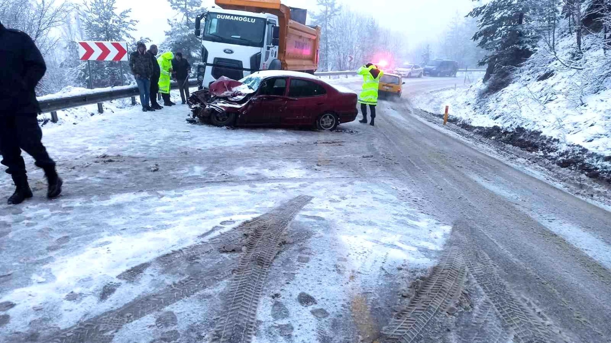 Kastamonu\'da kamyon ile otomobil çarpıştı: 2 yaralı