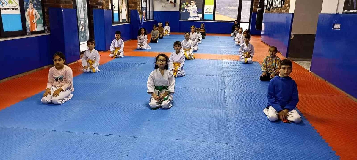 Kaynaşlı\'da minik sporcular için karate kursu açıldı