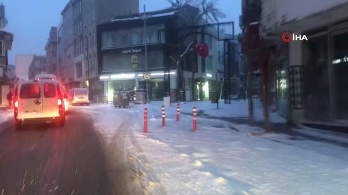 Keşan'da kar yağışı etkisini soğuk havaya bıraktı