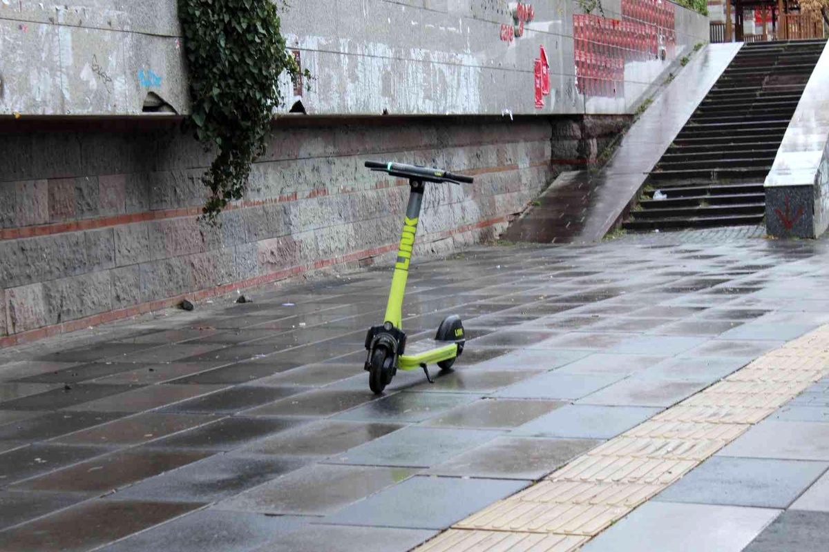 Kilitlenmeden park edilebilen e-skuterler kaldırımlarda tehlike saçıyor