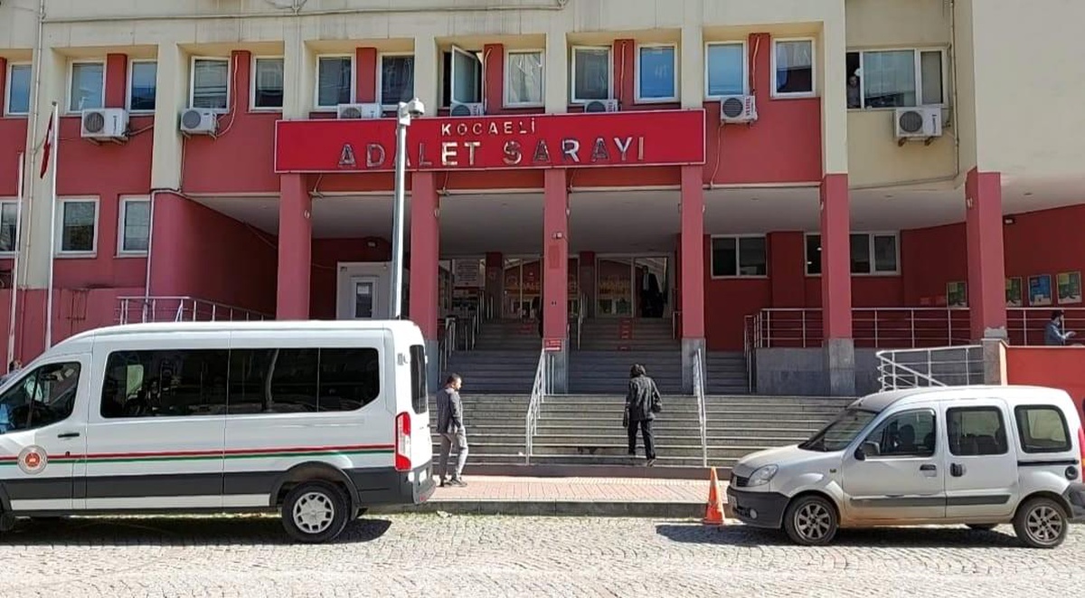 Kilolarca uyuşturucuyu prezervatife doldurup araçta zulalamışlardı, yargılanmalarına devam edildi