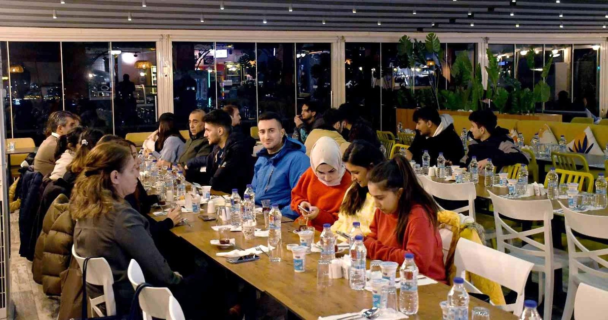 Kuşadası Belediyesi\'nden üniversite öğrencilerine akşam yemeği