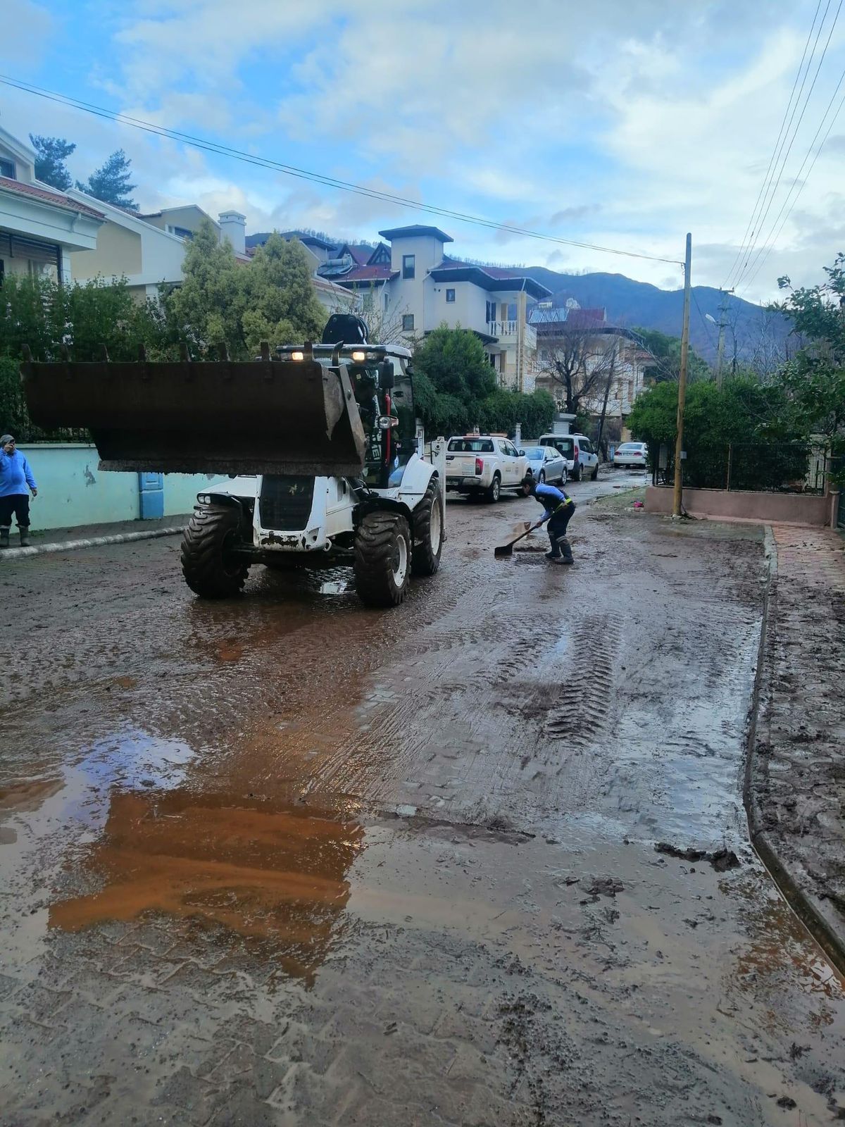 Marmaris'te su basan ev, iş yeri ve caddelerde temizlik yapılıyor