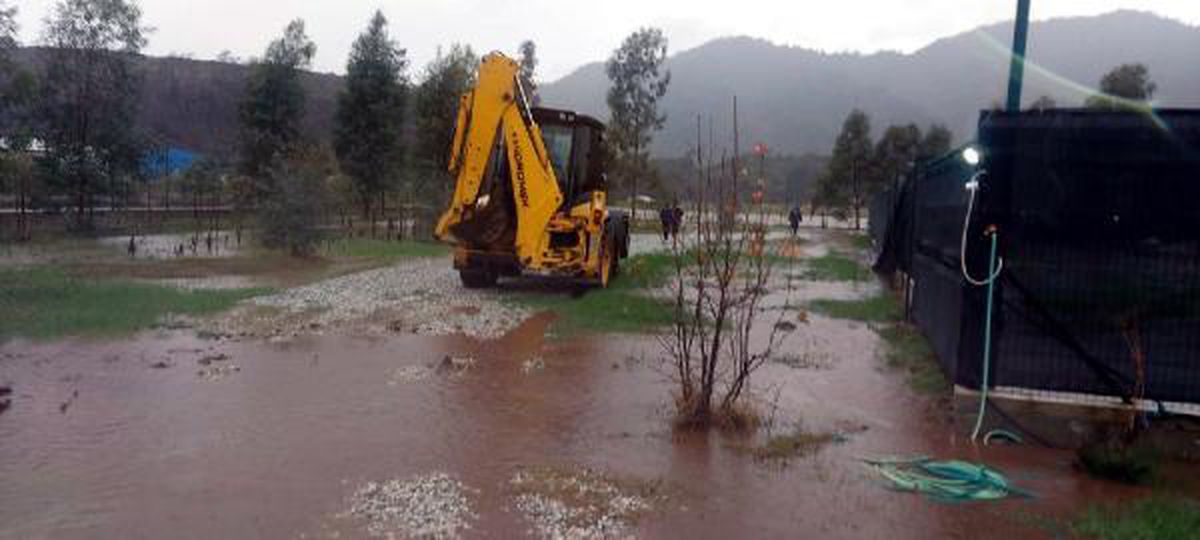 Marmaris\'te su basan özel hayvan bakımevine belediyeden yardım eli