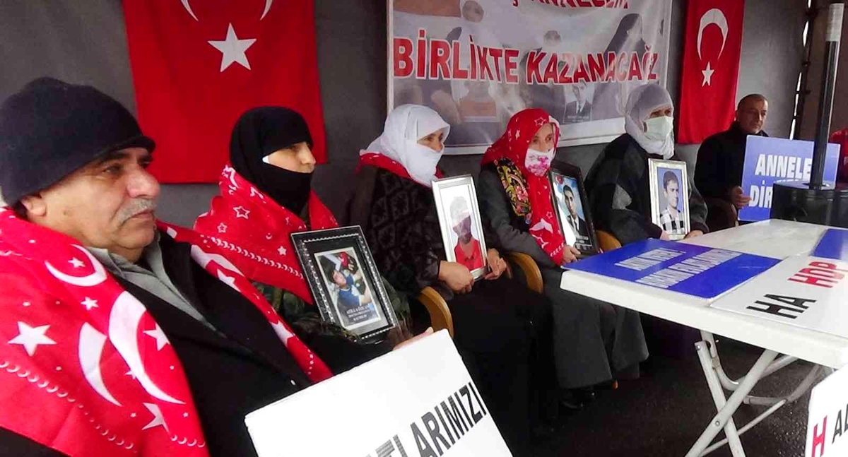 Muş\'ta annelerin \'evlat nöbeti\' sürüyor