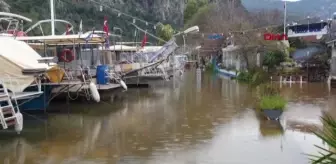 Ortaca'da aşırı yağışta su kanalı 1,5 metre yükseldi, restoranları su bastı